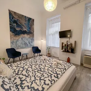 Free Parking, Downtown Near New York Cafe Apartment Budapest
